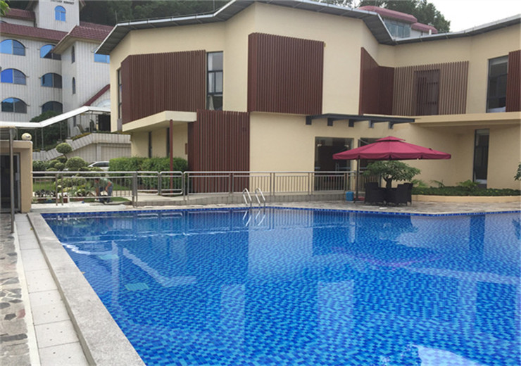 廣州蓮花山嶺南佳園度假酒店是嶺南集團下屬的旅游度假酒店，位于4A級國家風(fēng)景名勝區番禺蓮花山下，占地超過(guò)3萬(wàn)平方米，以歐陸園林風(fēng)格的建筑為主。酒店設露天游泳池，我司受邀提供泳池設備及安裝方案的設計和施工。
