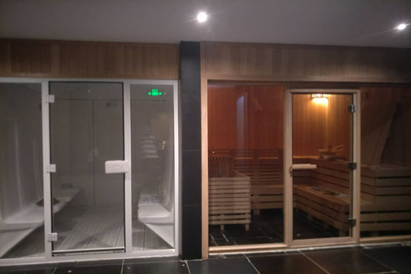 高端會(huì )所泳池設備、桑拿房均采用進(jìn)口高端品牌，由廣州搏瀾泳池設備有限公司提供安裝服務(wù)。會(huì )所主要接待業(yè)主邀請的商界要人、行業(yè)精英、金融巨子、教育泰斗等社會(huì )名流；并不對外開(kāi)放。