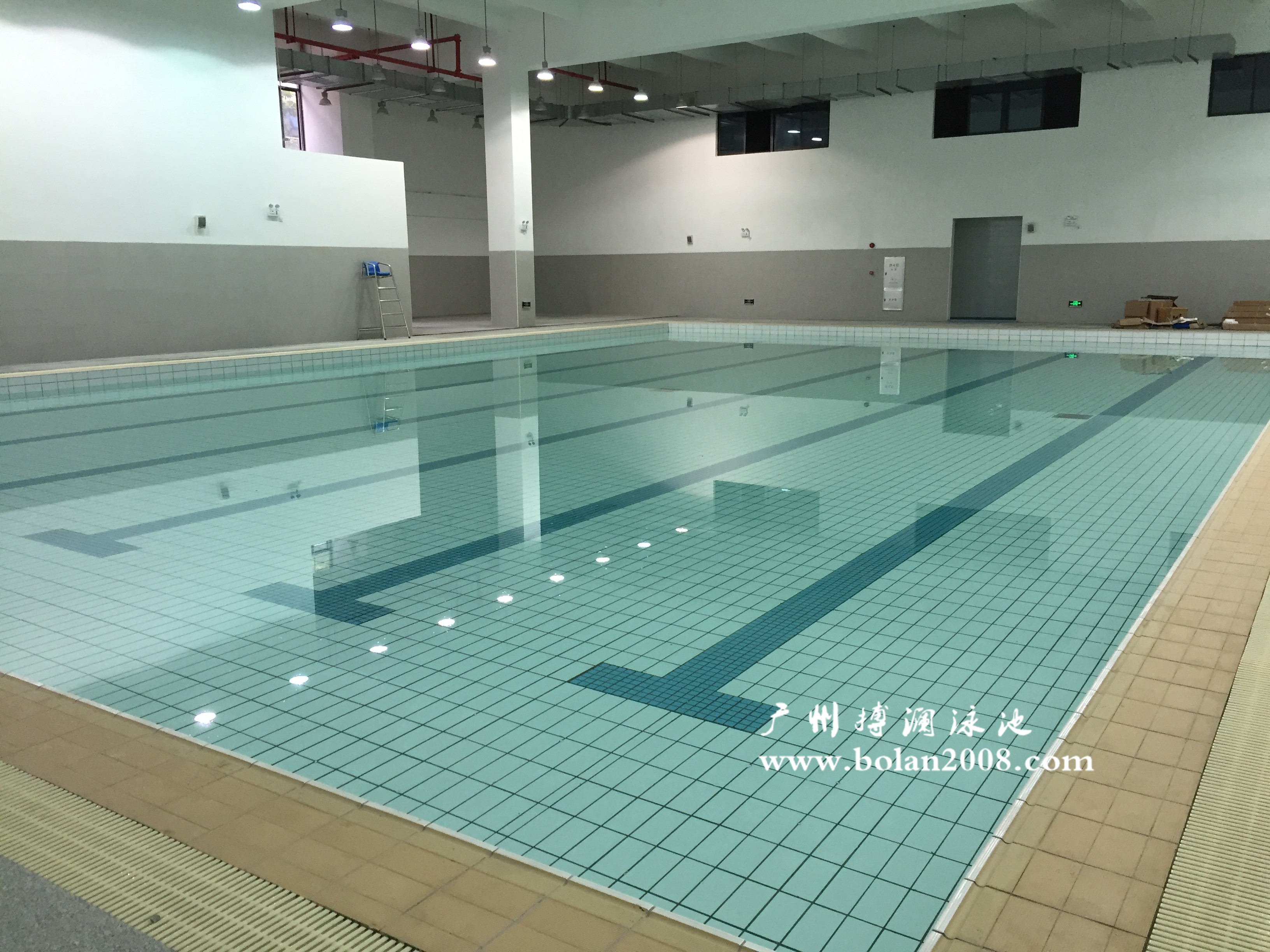 學(xué)校體育館內設有恒溫泳池、多功能活動(dòng)中心、舞蹈室等配套設施。其泳池設備均采用我司產(chǎn)品。